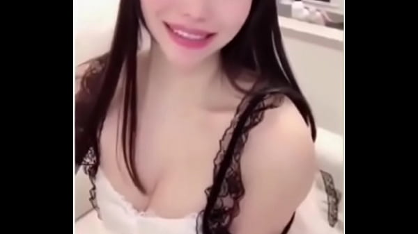 Asiática Fazendo Selfie